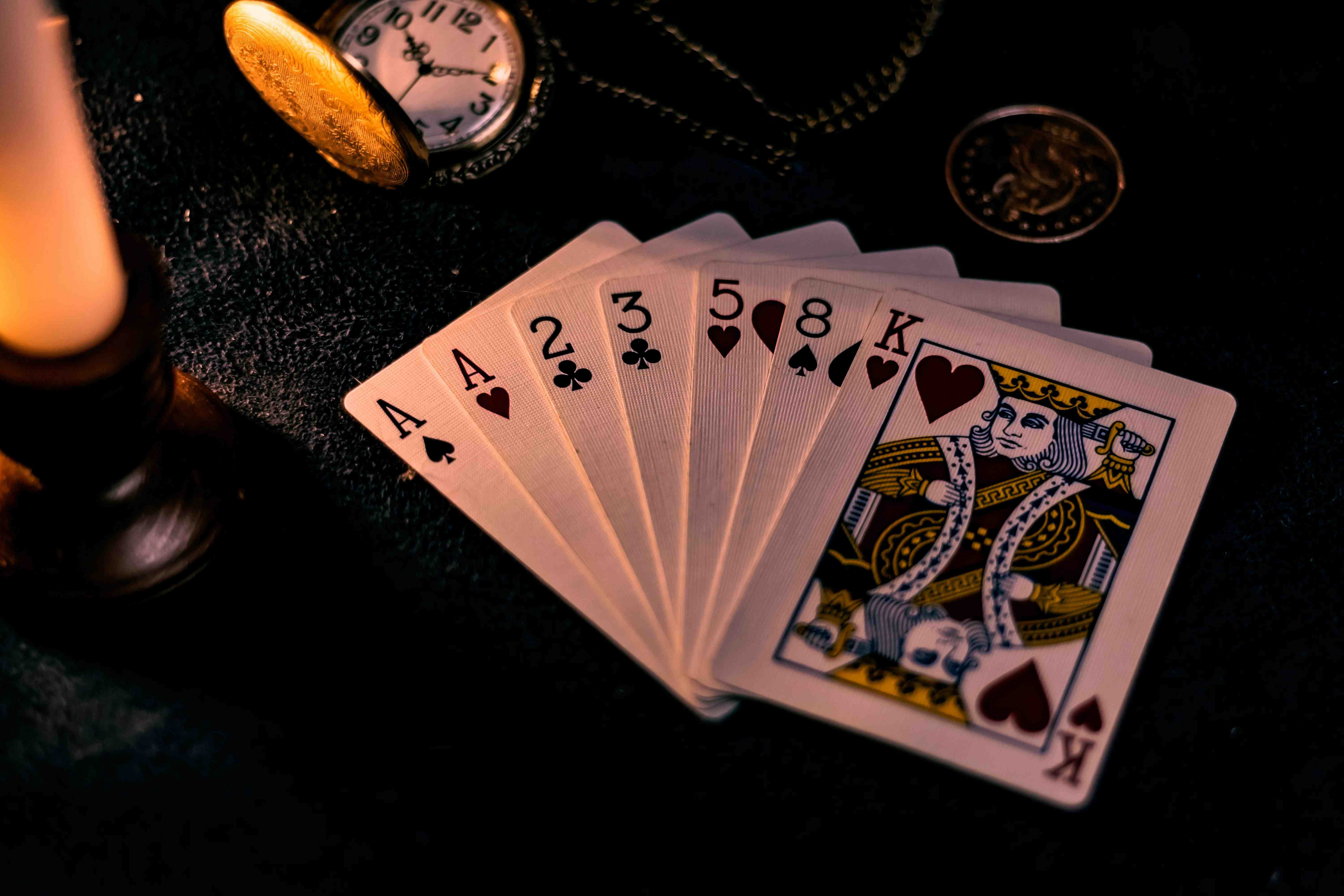 Dealer live casino berinteraksi di meja permainan