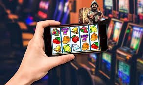 Dealer live casino profesional berinteraksi dengan pemain